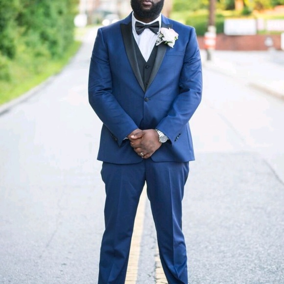 Wedding/Formal Men’s Tux - Picture 2 of 2